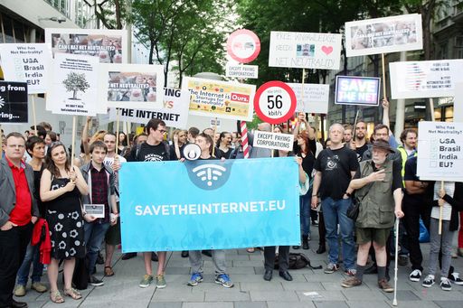  http://www.apa-fotoservice.at/galerie/7863
Aktivisten, Bürgerrechtler und Startups demonstrieren in Wien für
den Erhalt des offenen und freien Internets