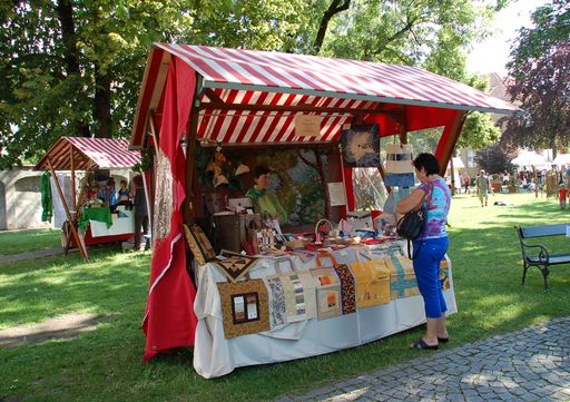 Kunsthandwerksmarkt Weibliche Welt in der
Altstadt Hall in Tirol