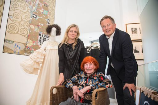http://www.apa-fotoservice.at/galerie/7860 Emilie
Flöge - Reform der Mode. Inspiration der Kunst 03.06.2016 Sandra
Tretter, Ursula Ucicky und Peter Weinhäupl