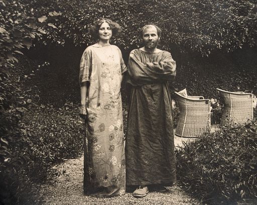 Vorschau Bild von Emilie Flöge im Reformkleid und Gustav Klimt im
Malerkittel im Garten der Villa Oleander in Kammer am Attersee, 1910