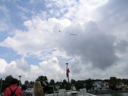 Vorschau Bild von Bernadette Huber: Flugbannerbotschaft am Attersee
"OB KLIMT FLÖGE?"
