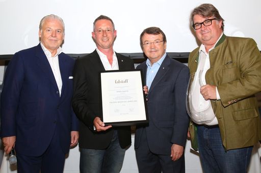  http://www.apa-fotoservice.at/galerie/7773 Im
Bild vl.: Wolfgang M. Rosam (Falstaff-Herausgeber), Erwin Sabathi
(Falstaff Winzer des Jahres), Willi Klinger (ÖWM-Chef), Peter Moser
(Falstaff Wein-Chefredakteur)