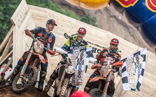 Vorschau Bild von Winners pose at the finish of Red Bull Hare
Scramble 2016 in Eisenerz, Austria on May 29, 2016
