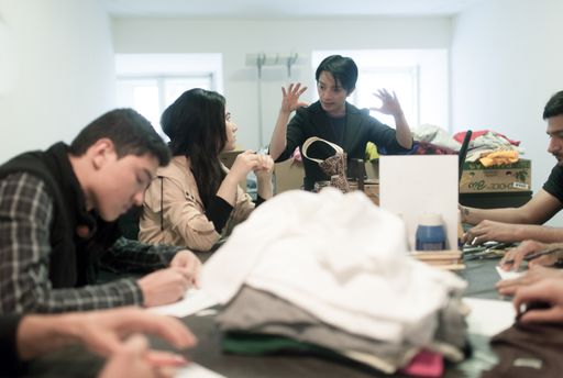 Vorschau Bild von Stardesigner Nhut La Hong designte T-Shirts mit
geflüchteten Jugendlichen