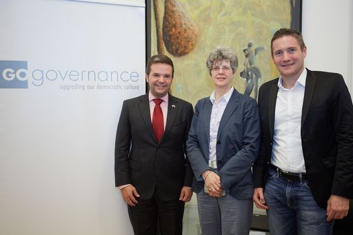  http://www.apa-fotoservice.at/galerie/7846 Im Bild
v.l.n.r.: Botschaftsrat Jonathan Sauvé, Botschaft von Kanada, Prof.
Melanie Sully, Direktorin des Go-Governance Institute und Dr. Josef
Mantl, stv. Leiter des Go-Governance Institute und
Bezirksvorsteherin-Stellvertreter der Josefstadt