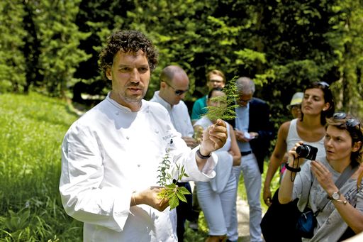 Vorschau Bild von Die Kräuterwanderung in Oberlech mit Haubenkoch
Thorsten Probst (Bild) und Veronika Walch bietet praktische
Anleitung zu gesundem Genuss und Stressabbau und ist als
Rahmenprogramm buchbar.