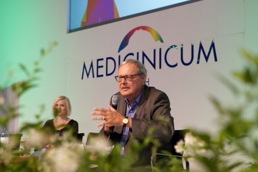 Vorschau Bild von Prof. Dr. Markus M. Metka (Wien) ist
wissenschaftlicher Leiter des Medicinicum Lech. Metka gilt als einer
der führenden Pioniere auf dem Gebiet der Anti-Aging-Medizin und der
Hormonforschung, verfasste mehr als 300 wissenschaftliche
Publikationen und etliche populärmedizinische Bücher.