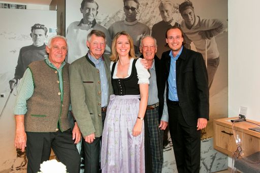 Vorschau Bild von v.l: Ernst Hinterseer, Hias Leitner, Nina Hipfl-Reisch (PR,
Marketing Sporthotel Reisch), Fritz Huber, Mike Mayr-Reisch (Inhaber
Sporthotel Reisch)