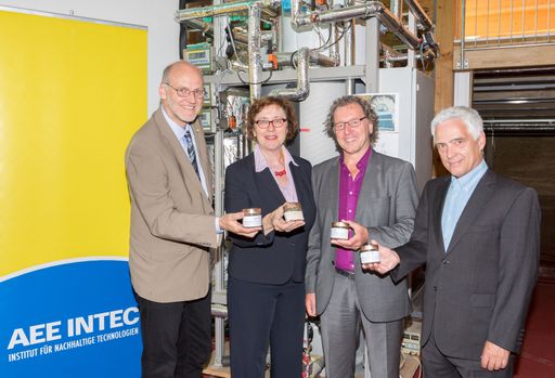  https://www.apa-fotoservice.at/galerie/7864 Im Bild
v.l.n.r.: Ewald Selvicka, Geschäftsführer AEE INTEC - Theresia
Vogel, Geschäftsführerin des Klima- und Energiefonds - Wim van
Helden, AEE INTEC - Michael Paula, Leiter der Abteilung für Energie-
und Umwelttechnologien, Bundesministerium für Verkehr, Innovation
und Technologie