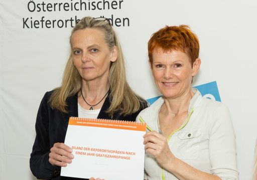 V.l.: VÖK-Vizepräsidentin Dr. Doris Haberler und
Generalsekretärin DDr. Silvia Silli