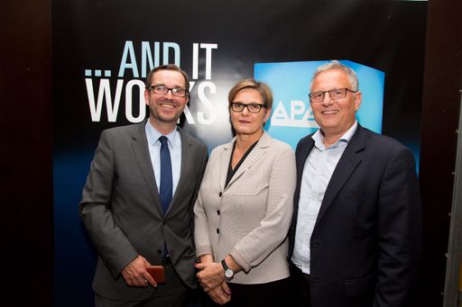  https://www.apa-fotoservice.at/galerie/7897 Video
war das zentrales Thema unter Kunden, Partnern und Mitarbeitern beim
Sommerfest der APA-IT auf der summerstage am Ufer des Donaukanals,
v.l.n.r. Clemens Pig (APA), Karin Thiller (APA), Alexander Falchetto
(APA-IT)