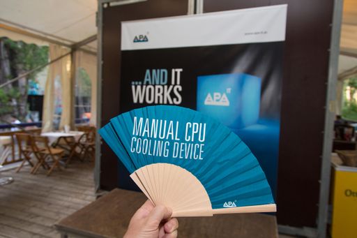 Vorschau Bild von Im Pavillion auf der Terrasse der summerstage am
Ufer des Donaukanals kamen über 200 Kunden, Mitarbeiterinnen und
Mitarbeiter sowie Geschäftspartner zusammen, um beim Sommerfest der
APA-IT kulinarische Köstlichkeiten und anregende Gespräche zu
genießen.