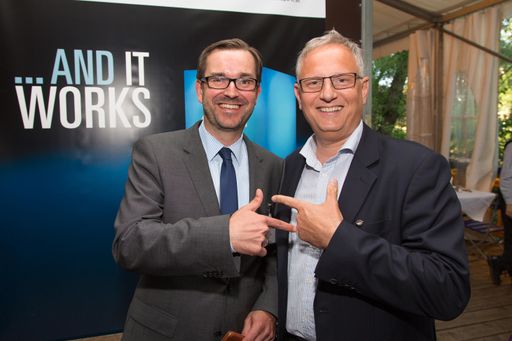 Vorschau Bild von Video war das zentrales Thema unter Kunden,
Partnern und Mitarbeitern beim Sommerfest der APA-IT auf der
summerstage am Ufer des Donaukanals, v.l.n.r. Clemens Pig (APA),
Alexander Falchetto (APA-IT)