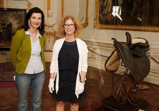  V. l. n. r.: Leihgeberin Monica Kurzel-Runtscheiner (Kaiserliche
Wagenburg Wien) mit Kuratorin Olivia Lichtscheidl
(Kaiserappartements der Wiener Hofburg).