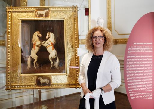 Vorschau Bild von Olivia Lichtscheid, Kuratorin der Ausstellung mit dem Gemälde von
Elisabeths Pferden Flick und Flock