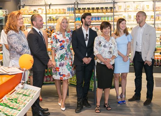 Daniela Pfeifer (Diätologin), Dr. Christopher Wolf
(Facharzt für Innere Medizin und Kardiologie), Kathrin Menzinger
(Testimonial und Profitänzerin), Christopher Frank (Personal Trainer
und Ex-Fußballprofi), Mag. (FH) Zsofia Riedl (Sales Managerin bei
Update1 Österreich) sowie Anita und Gabor Ipsits (Eigentümer Update1
Österreich) beim Pressefrühstück.