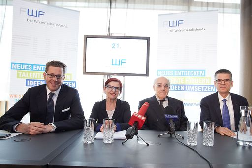 http://www.apa-fotoservice.at/galerie/7886 Im Bild
v.l.n.r.: Staatssekretär Harald Mahrer, FWF-Interimspräsidentin
Christine Mannhalter, START-/Wittgenstein-Juryvorsitzender, Julius
Rebek und der Wittgenstein-Preisträger Peter Jonas