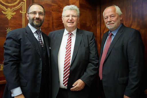 http://www.apa-fotoservice.at/galerie/7787 Im Bild
v.l.n.r.: Univ.-Prof. Dr. med. Ojan Assadian, DTM&H, Präsident
Österr. Gesellschaft für Krankenhaushygiene, Wissenschaftlicher
Leiter FORUM Wasserhygiene e.V., Universitätsprofessor an der
University of Huddersfield (GB), KR Herbert Wimberger, Präsident
FORUM Wasserhygiene e.V., Gründer und Geschäftsführer WimTec
Sanitärprodukte GmbH und Senatsrat DI Dr. Wolfgang Zerobin,
Präsident ÖVGW (Österr. Vereinigung für das Gas- und Wasserfach),
Betriebsvorstand MA31 – Wiener Wasser