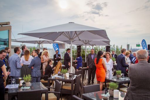 Vorschau Bild von Rund 100 Gäste folgten der Einladung des
Zinshaus-Experten CPI Immobilien auf die Atmosphere Rooftop Bar und
genossen das Summer Opening.