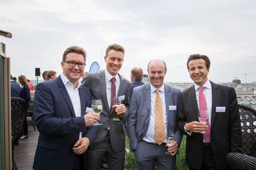 Vorschau Bild von v.l.n.r.: Klaus Prückler (HYPO Group
Alpe-Adria-Bank), Alexander Papst (HYPO Steiermark), Franz Pöltl
(EHL Immobilien), David Moese (TH Real Estate) feiern bei geselliger
Stimmung.