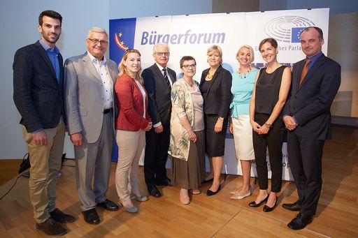 https://www.apa-fotoservice.at/galerie/7896/ Im
Bild v.l.n.r.Von links nach rechts: LAbg. Udo Landbauer (FPÖ), Bgm.
LAbg. Alfred Riedl, LAbg. Doris Hahn (SPÖ), MEP Heinz K. Becker
(EVP/ÖVP), LAbg. Madeleine Petrovic (Grüne), Landesrätin Barbara
Schwarz, MEP Angelika Mlinar (ALDE/Neos), Moderatorin Eva
Steinkellner, Georg Pfeifer (Informationsbüro des Europäischen
Parlaments)