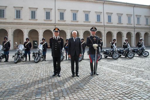  Italiens Präsident Sergio Mattarella (Mitte) am
Palazzo del Quirinale in Rom mit Moto Guzzi und Leibgarde