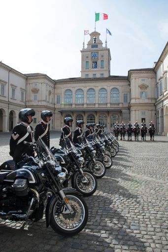 Vorschau Bild von Italienische Corazzieri mit Moto Guzzi