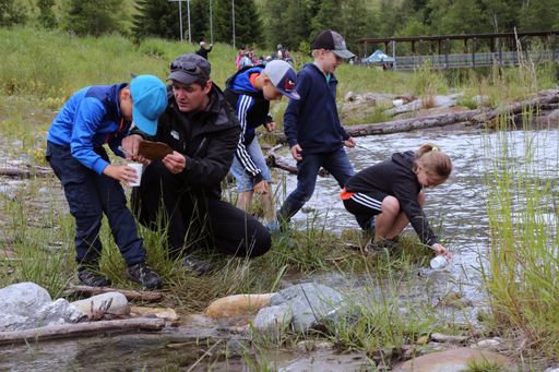 Vorschau Bild von Anhand verschiedenster, spannender Stationen wurden die Kids zu
Forschern und erkundeten das Klima in all seinen Facetten. Hier
Station Wassertiere