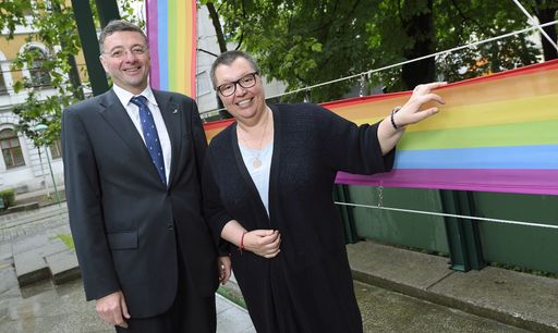 Leichtfried und Oberhauser hissen Regenbogenfahne als Signal für
Vielfalt und Toleranz