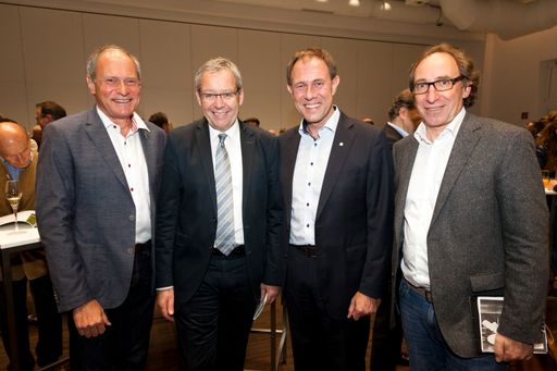BU: Beim diesjährigen Vorarlberger
Tourismusforum am Dienstag, 14.6., trafen sich rund 300
Branchenvertreter im neuen „Spannrahmen“ in Hard. Zum Thema „Inhalt
verbindet“ sprachen Repräsentanten der Vorarlberger
Tourismusstrategie 2020 sowie der Österreich Werbung. Im Bild vln.:
Peter Mennel, Karlheinz Rüdisser, Christian Schützinger und Johannes
Rauch.