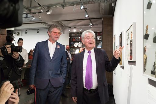  Bundespräsident Heinz Fischer und WestLicht-Betreiber Peter Coeln
bei der Pressekonferenz zu „Bitte – Danke! Heinz Fischer im Porträt“
im Fotomuseum WestLicht