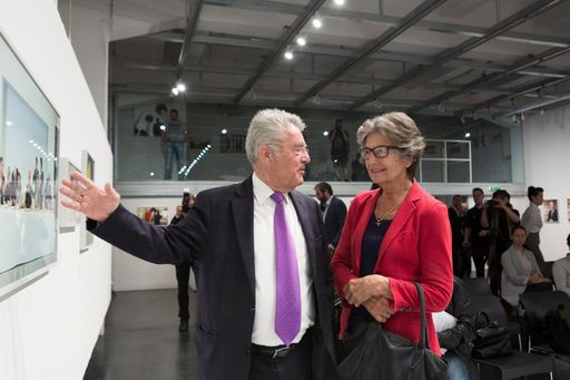 Vorschau Bild von Bundespräsident Heinz Fischer und
VinziRast-Betreiberin Cecily Corti bei der Pressekonferenz zu „Bitte
– Danke! Heinz Fischer im Porträt“ im Fotomuseum WestLicht