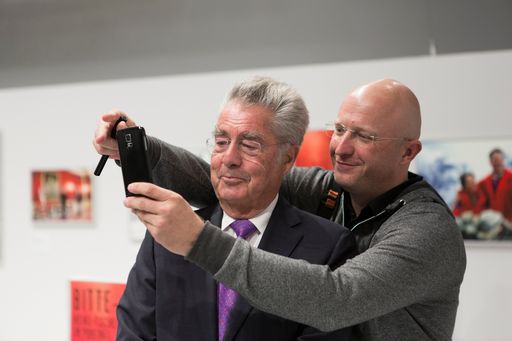Vorschau Bild von Bundespräsident Heinz Fischer und Radio
Wien-Reporter Michael König bei der Pressekonferenz zu „Bitte –
Danke! Heinz Fischer im Porträt“ im Fotomuseum WestLicht
