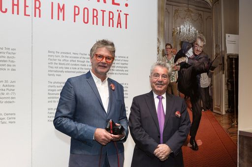 Vorschau Bild von Bundespräsident Heinz Fischer und
WestLicht-Betreiber Peter Coeln bei der Pressekonferenz zu „Bitte –
Danke! Heinz Fischer im Porträt“ im Fotomuseum WestLicht