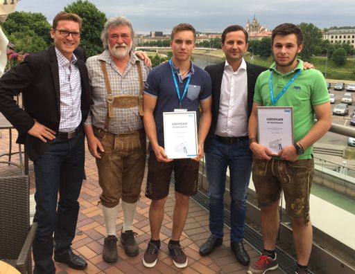Bernd Landsmann, Leiter der Knauf Architektenbetreuer, Ing. Karl
Hofstadler, Berufschullehrer der Landesberufsschule Wals,
Trockenbaulehrling Philipp Gruber, Mag. Andreas Bauer, Knauf
Kommunikationsverantwortlicher und Trockenbaulehrling Simon Hofer