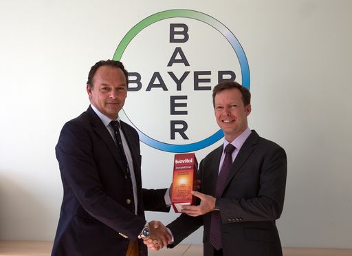 Vorschau Bild von Symbolische Produktübergabe: Thomas Aichelburg (li) mit Blake
Leitch (re), Country Division Head Consumer Health, BAYER