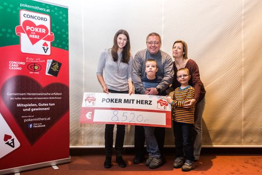  Scheckübergabe an Familie Bálint