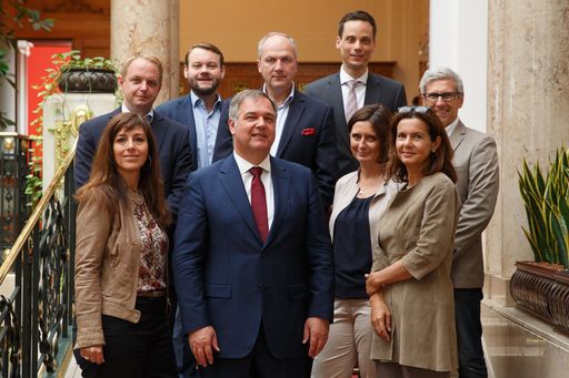 Die Vertreter der 7 Unternehmen beim Kick-off mit WK Wien
Präsident Walter Ruck, v.li.: Dalia Preziosa (Österreichische Post),
Gregor Bierent (New Frontier Group), Hannes Cizek (RZB), Walter Ruck
(WK Wien), Gerhard Gamperl (Verbund), Maximilian Schausberger (A1),
Sabine Toplak (AccorHotels), Christiane Noll (Microsoft Österreich),
und Robert Heinze (Connect Care – Sieger in Season 1 bei Microsoft)