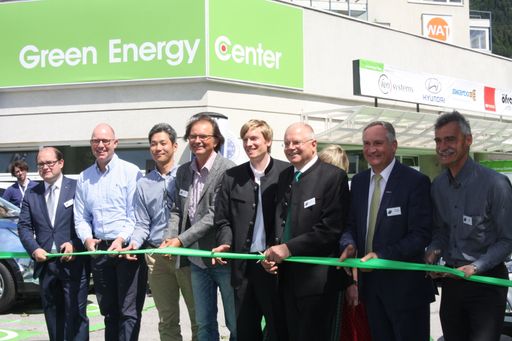 Das grüne Eröffnungsband des Green Energy Centers
wird von Vertretern der lokalen und globalen Player - fen-systems
(Dr. Ernst Fleischhacker, Dipl.-Ing. Nikolaus Fleischhacker),
Hyundai (Mag. Roland Punzengruber, Frank Meijer und Seongwoong Suh),
swarco (Mag. Richard Neumann), MPreis (Mag. Ewald Perwög) und Öfra
(Ernst Öfner) - durchschnitten.