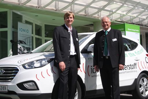 Vorschau Bild von Dr. Ernst Fleischhacker (fen-systems) und
Dipl.-Ing. Nikolaus Fleischhacker (fen-systems) präsentieren zur
Eröffnung des Green Energy Centers das firmeneigene
Brennstoffzellenfahrzeug (Hyundai ix35 FCEV aus der weltweit ersten
Serie) von fen-systems