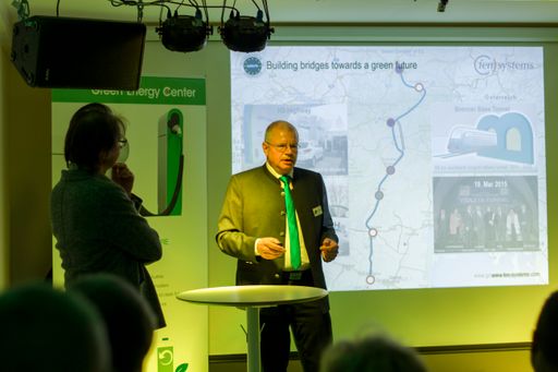 Vorschau Bild von Dr. Ernst Fleischhacker (fen-systems) präsentiert
mit seinen Partnern dem Tour-Tross die Motive und Aufgaben des Green
Energy Centers und den bisherigen Stand beim Aufbau der
Wasserstoffbrücken in den zentraleuropäischen grünen Korridoren
Nord-Süd und West-Ost.
