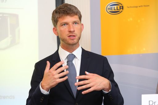  http://www.apa-fotoservice.at/galerie/7892 Im Bild:
Dr. Thomas Hiebaum (Vice President Off-Highway im HELLA Konzern und
Geschäftsführer HELLA Fahrzeugteile Austria GmbH)