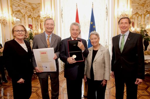  WKÖ-Generalsekretärin Anna Maria Hochhauser,
WKÖ-Präsident Christoph Leitl, Bundespräsident Heinz Fischer, Margit
Fischer und Walter Koren, Leiter der AUSSENWIRTSCHAFT AUSTRIA, bei
der Verleihung der „Großen Goldenen Ehrenmedaille der WKÖ“ an den
Bundespräsidenten. (v.l.n.r.)