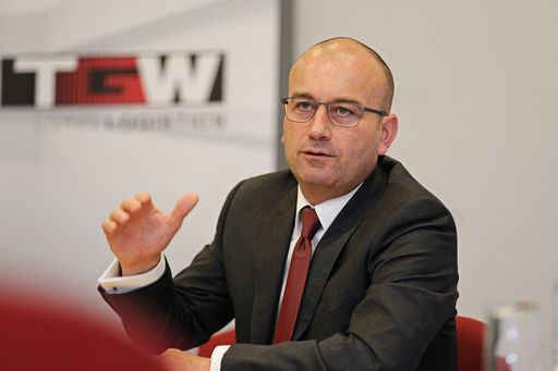  http://www.apa-fotoservice.at/galerie/7925/ Fürs
Wirtschaftsjahr 2015/2016 erwartet die TGW Logistics Group einen
Umsatz von 528 Mio. Euro. „Dies entspricht einem Wachstum von rund
11,2 Prozent innerhalb eines Jahres“, erläutert Georg Kirchmayr,
President der TGW Logistics Group“, „bei gleichzeitig steigender
Profitabilität“.