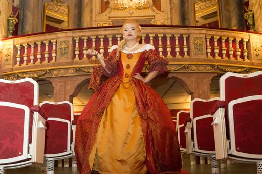  Mit einem Fotoshooting im Schloss Schönbrunn
sprechen Nachwuchsopernsängerin Organ Prawang, Make Up Artist
Bayanzul Berisha und Modefotograf Benni Hill ein Dankeschön an die
Stadt Wien für gelebte Integration