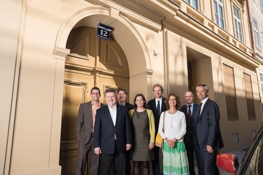 Bauherrin, Architekten, Bauausführender und
Vertreter von Politik und Interessensvertretung