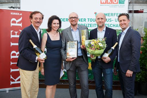 wkw - Sommerfest Sparte Tourismus 2016 - florian
wieser - v.l.n.r.: Josef Bitzinger (Vize-Präsident der
Wirtschaftskammer Wien), Andrea Steinleitner (Obfrau der Fachgruppe
Hotellerie Wien), Roman und Christian Mayrhofer (Der Wilhelmshof –
Einer der Gewinner des „Goldenen Schani 2016“ in der Kategorie
„Versteckte Juwele“), Markus Grießler (Obmann der Sparte Tourismus
und Freizeitwirtschaft Wien)