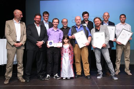 http://www.apa-fotoservice.at/galerie/7958/ Die
diesjährigen Gewinner und Initiatoren des Objektiv – Der
österreichische Preis für Pressefotografie: v.l.n.r.: Marcus Hebein
(APA, Moderation), Michael Lang (APA-Chefredakteur), Klemens Ganner
(Geschäftsführer APA-PictureDesk), Martin Peneder (Gesamtsieger
sowie Kategoriesieger Innen- und Außenpolitik), Heinz Mitteregger
(Innungsmeister, Bundesinnung der Berufsfotografen), Dunja, Robert
Newald (Kategoriesieger Kunst und Kultur), Christian Bruna
(Kategoriesieger Fotoserien), Franz Pammer (GEPA pictures, in
Vertretung für Andreas Pranter, Kategoriesieger Sport), Christoph
Kotanko (OÖN, in Vertretung für Volker Weihbold, Kategoriesieger
Chronik), Heinz Stephan Tesarek (Kategoriesieger Wirtschaft)