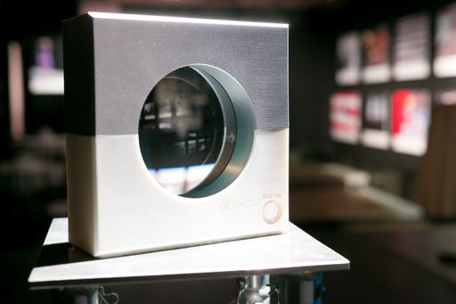 Vorschau Bild von Gestern Abend wurde in Wien der Objektiv 2016 in
den sechs Kategorien Chronik, Fotoserien, Innen- und Außenpolitik,
Kunst und Kultur, Sport sowie Wirtschaft verliehen. Martin Peneder,
Sieger der Kategorie Innen- und Außenpolitik, wurde zum Gesamtsieger
2016 gekürt.