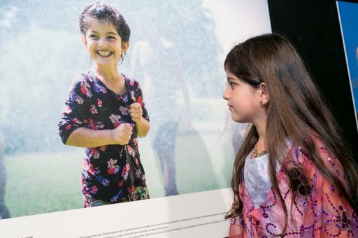 Vorschau Bild von Dunja betrachtet sich selbst. Der Hobbyfotograf
Martin Peneder (Gesamtsieger sowie Kategoriesieger Innen- und
Außenpolitik des Objektiv 2016) bewies vergangenen Sommer
Fingerspitzengefühl und fing das Kinderlachen des syrischen
Flüchtlingsmädchens ein.